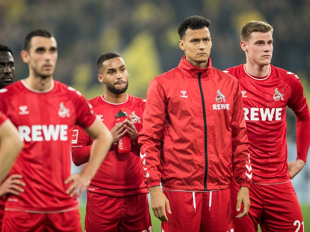 Davie Selke, Steffen Tigges, Linton Maina und Ellyes Skhiri schauen traurig Richtung Kölner Fans.