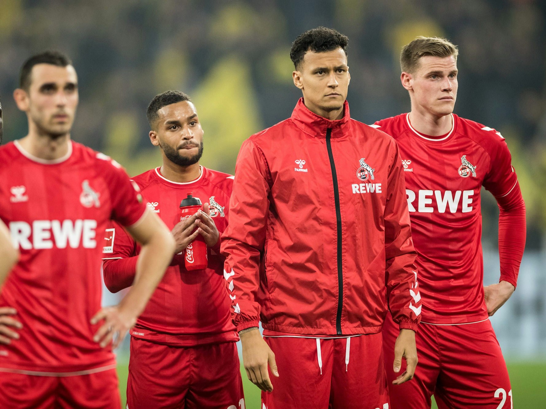 Davie Selke, Steffen Tigges, Linton Maina und Ellyes Skhiri schauen traurig Richtung Kölner Fans.