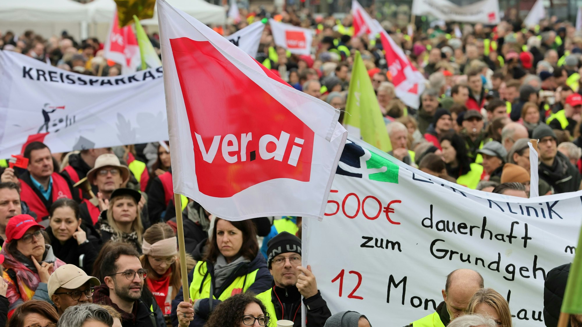 Verdi-Kundgebung auf dem Heumarkt in Köln