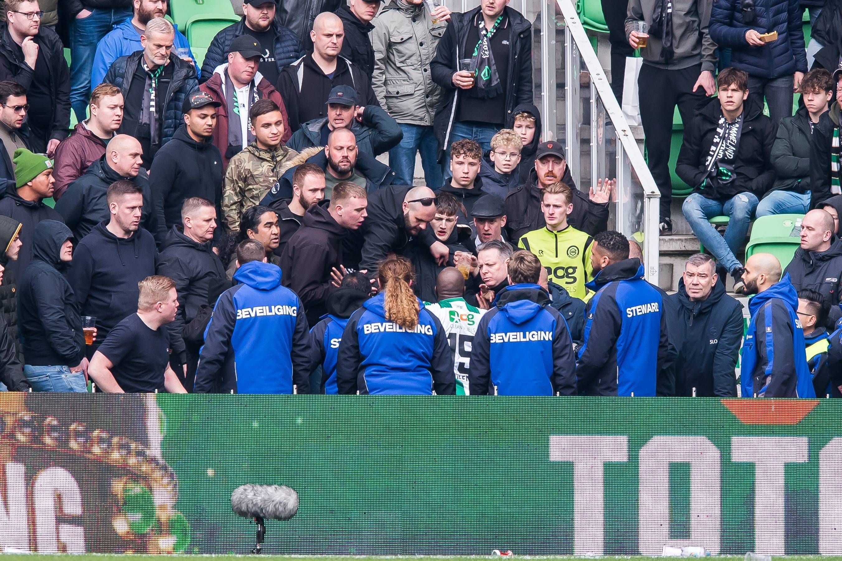 Tumulte vor dem Heim-Bereich des FC Groningen beim Spiel gegen den SC Heerenveen. Jetro Willems versucht erfolglos, die Gemüter zu beruhigen.