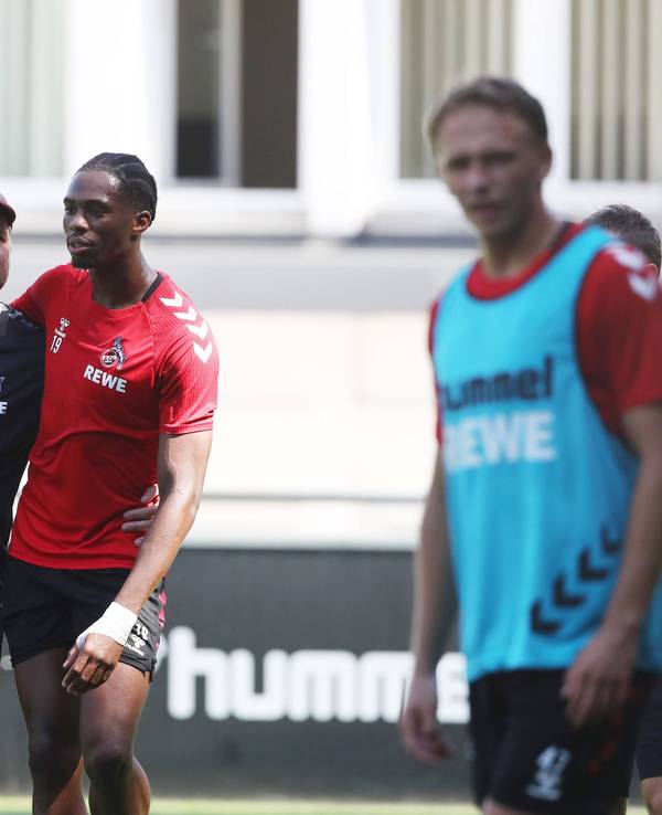 Steffen Baumgart mit Kingsley Ehizibue auf dem Trainingsplatz.