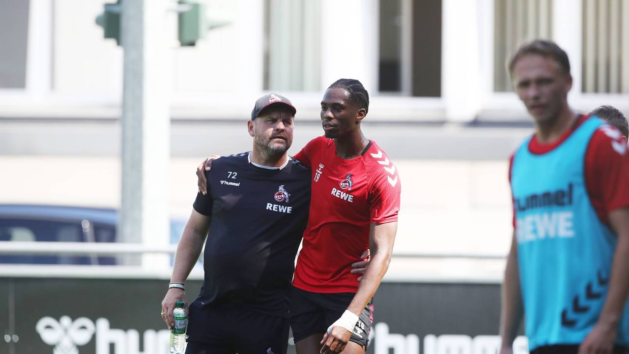 Steffen Baumgart mit Kingsley Ehizibue auf dem Trainingsplatz.