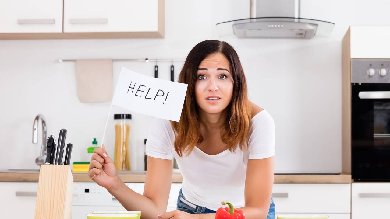 Frau mit Hilfe Fahne In Küche