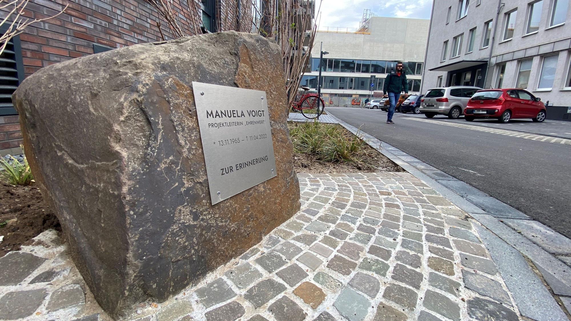 Am Neubauprojekt Ehrenwert in Ehrenfeld weist ein Gedenkstein auf die verstorbene Projektleiterin Manuela Voigt hin.