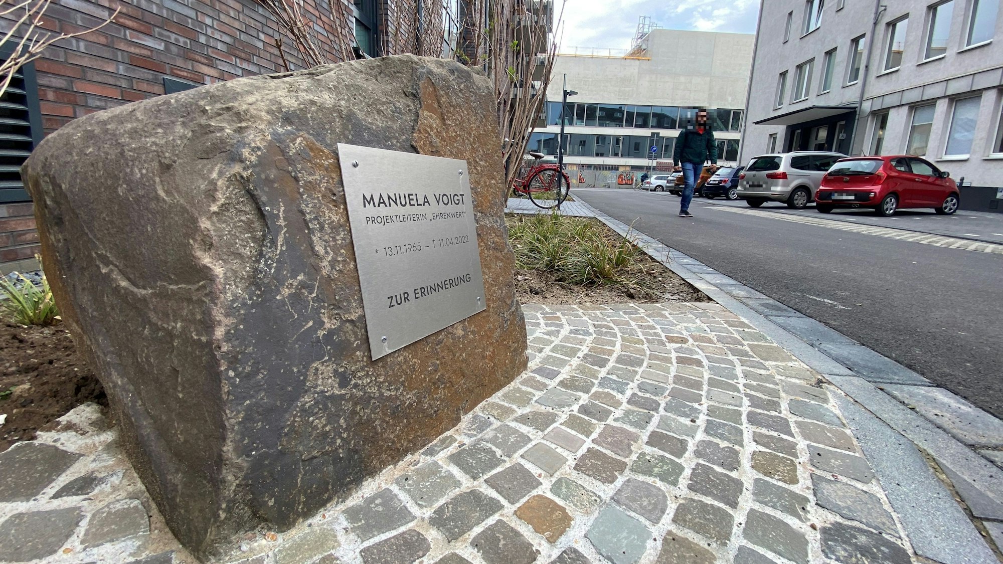 Am Neubauprojekt Ehrenwert in Ehrenfeld weist ein Gedenkstein auf die verstorbene Projektleiterin Manuela Voigt hin.