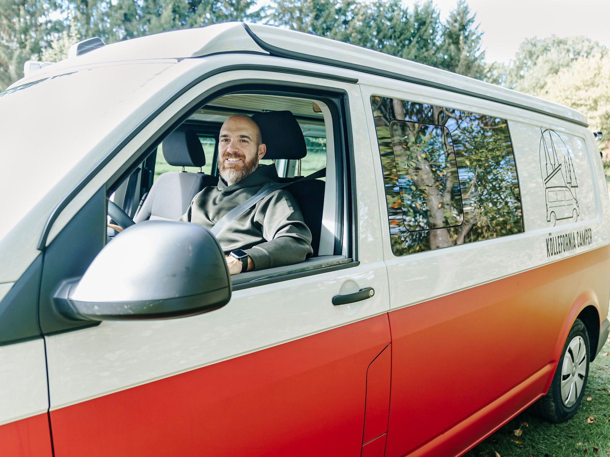 Klaus Nachtsheim sitzt am Steuer eines VW Busses.