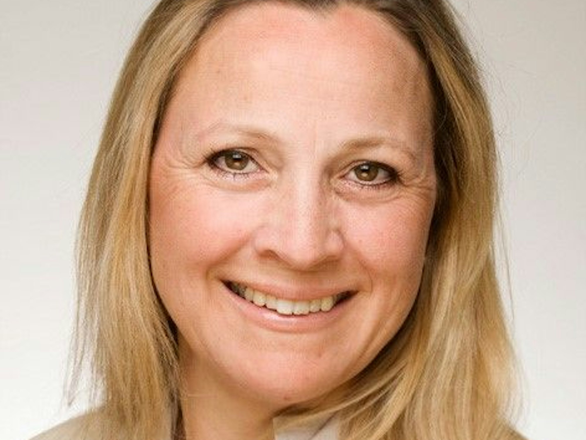 Porträt von Manuela Voigt, die freundlich in die Kamera lacht.