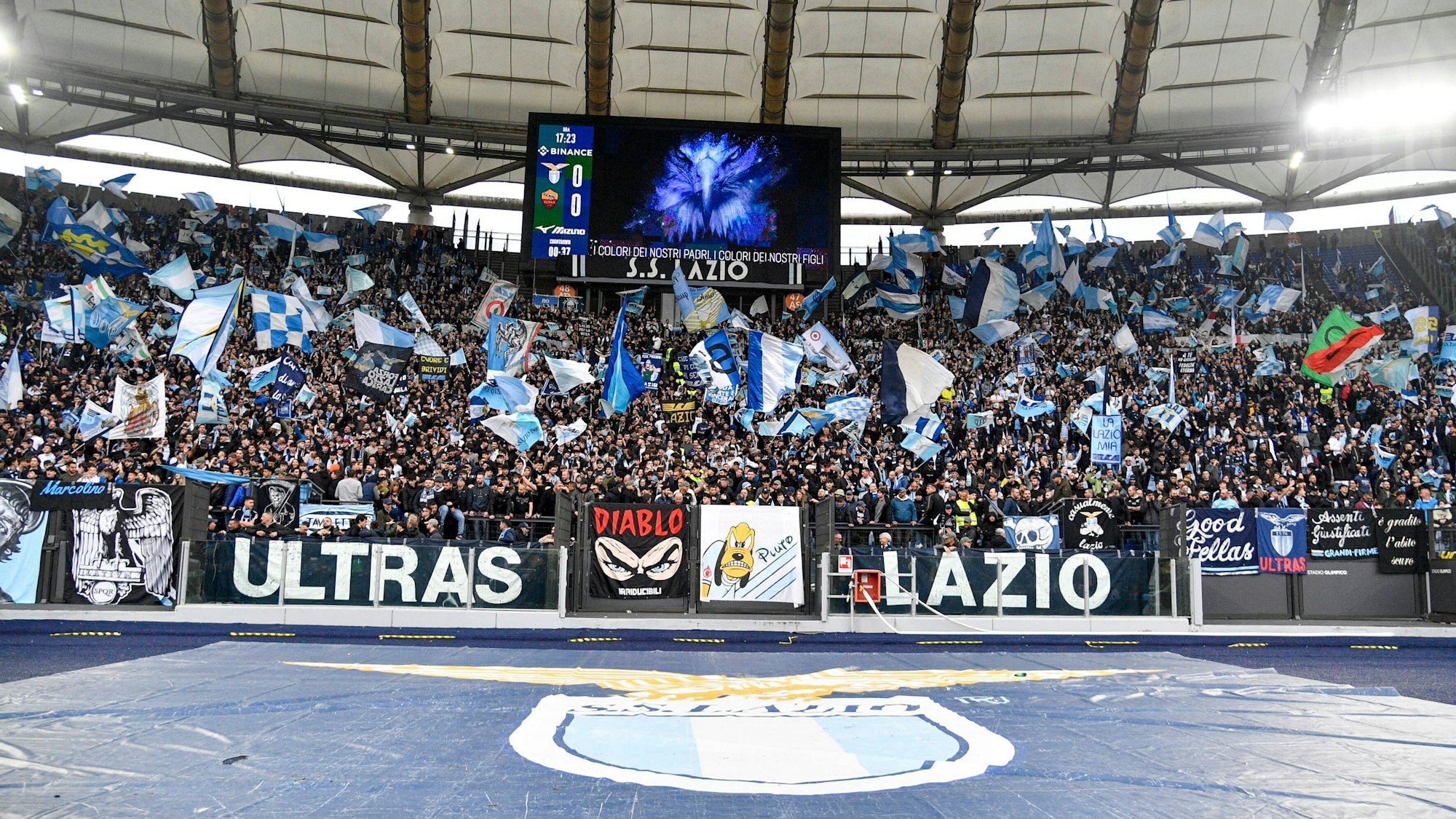 Die Fans von Lazio Rom auf der Tribüne
