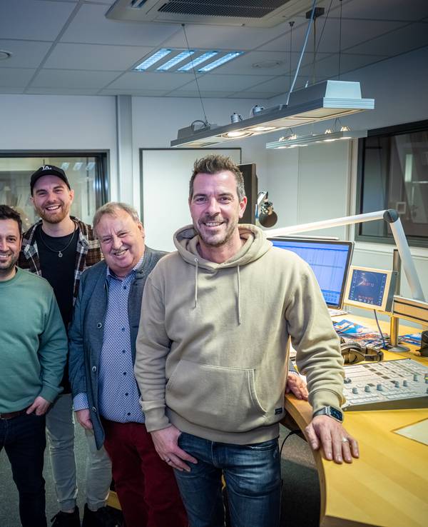 Auf dem Foto zu sehen: Werner Beyer („Mini Marille“), Podcast-Gastgeber Dominik Becker, Boore-Frontmann Chris Koch, Rabaue-Musiker und Organisator der Kölschen Woche Peter „Funny“ van den Brock und Sänger Torben Klein