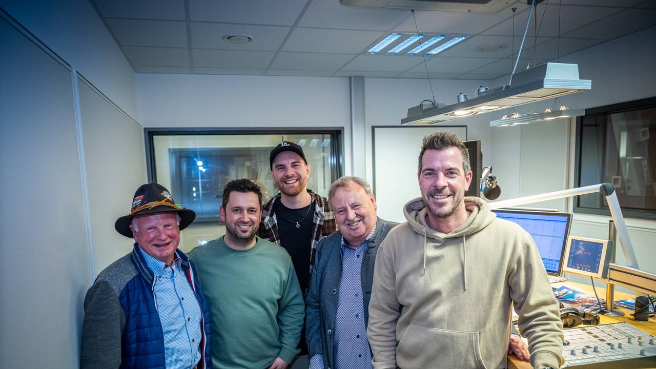 Auf dem Foto zu sehen: Werner Beyer („Mini Marille“), Podcast-Gastgeber Dominik Becker, Boore-Frontmann Chris Koch, Rabaue-Musiker und Organisator der Kölschen Woche Peter „Funny“ van den Brock und Sänger Torben Klein