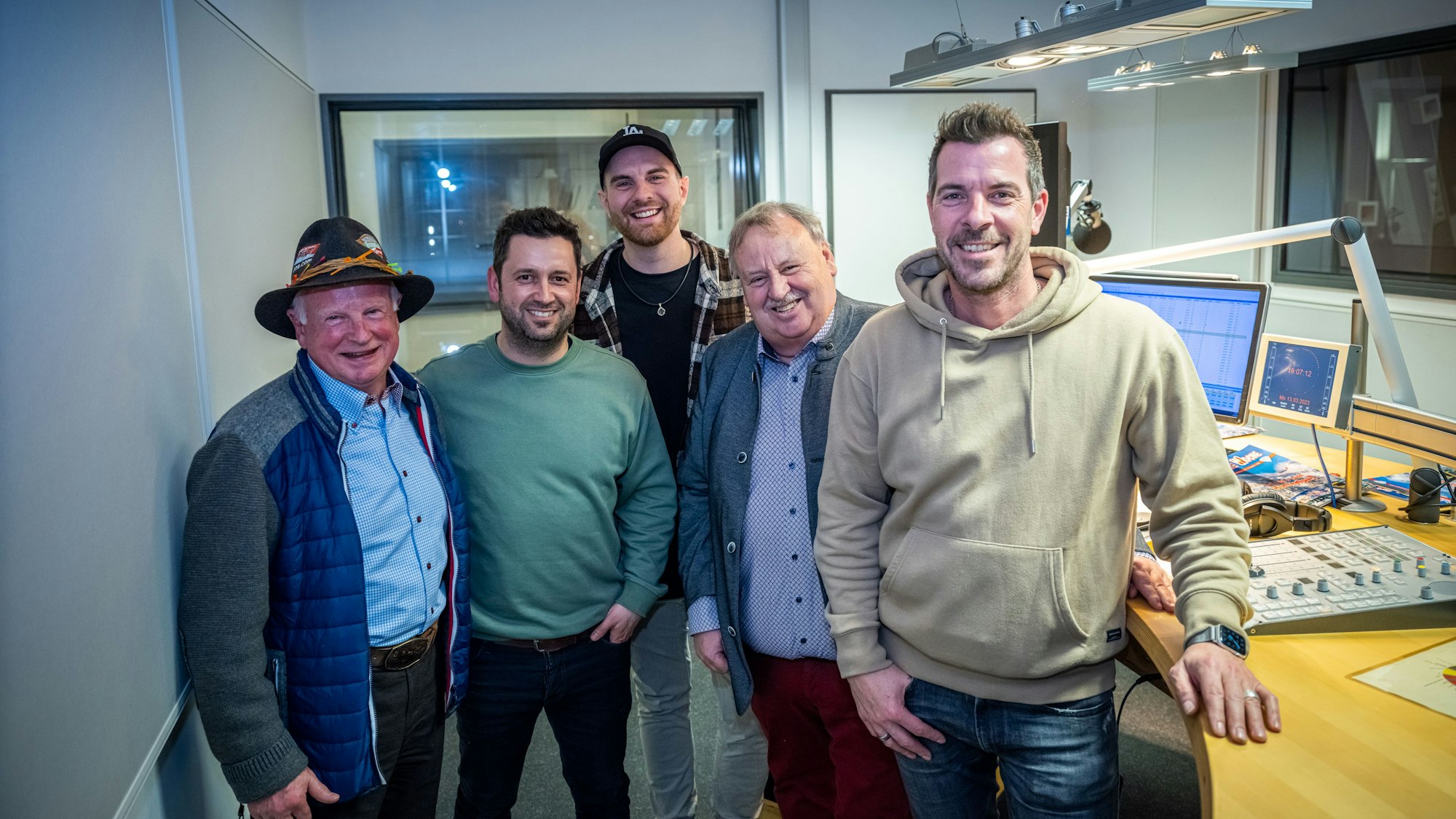 Auf dem Foto zu sehen: Werner Beyer („Mini Marille“), Podcast-Gastgeber Dominik Becker, Boore-Frontmann Chris Koch, Rabaue-Musiker und Organisator der Kölschen Woche Peter „Funny“ van den Brock und Sänger Torben Klein