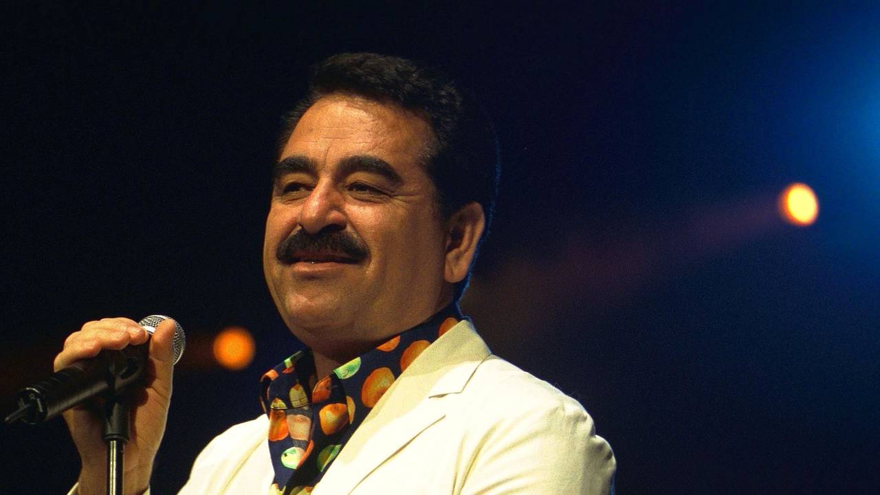 Ibrahim Tatlises steht vor einem Mikrofon auf einer Bühne.