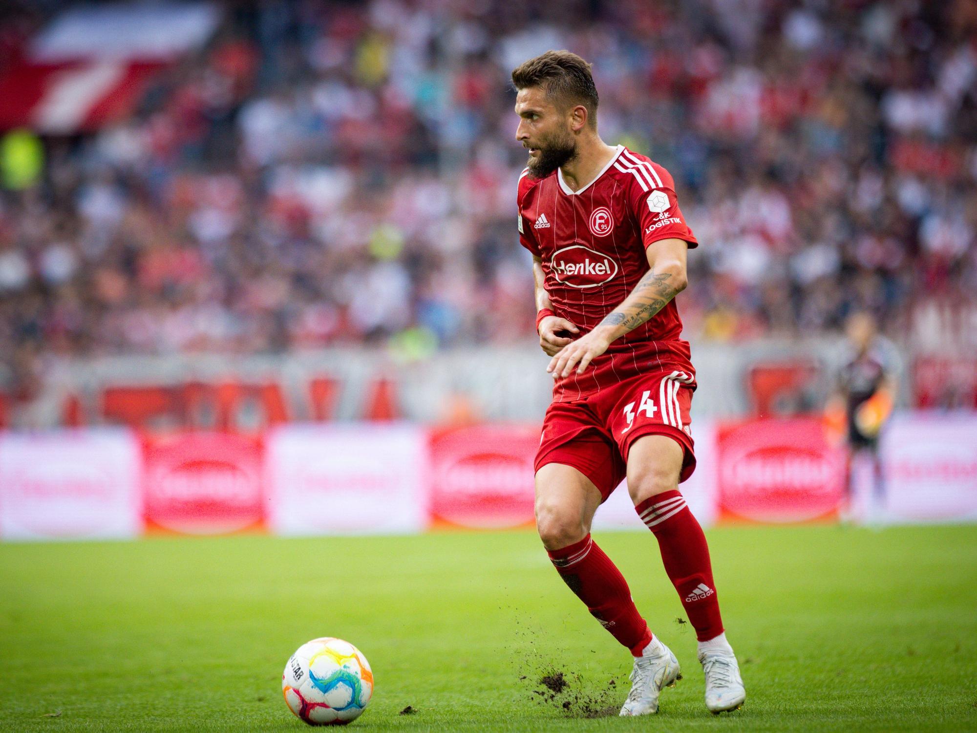 Nicolas Gavory führt den Ball im Spiel gegen den SSV Jahn Regensburg.