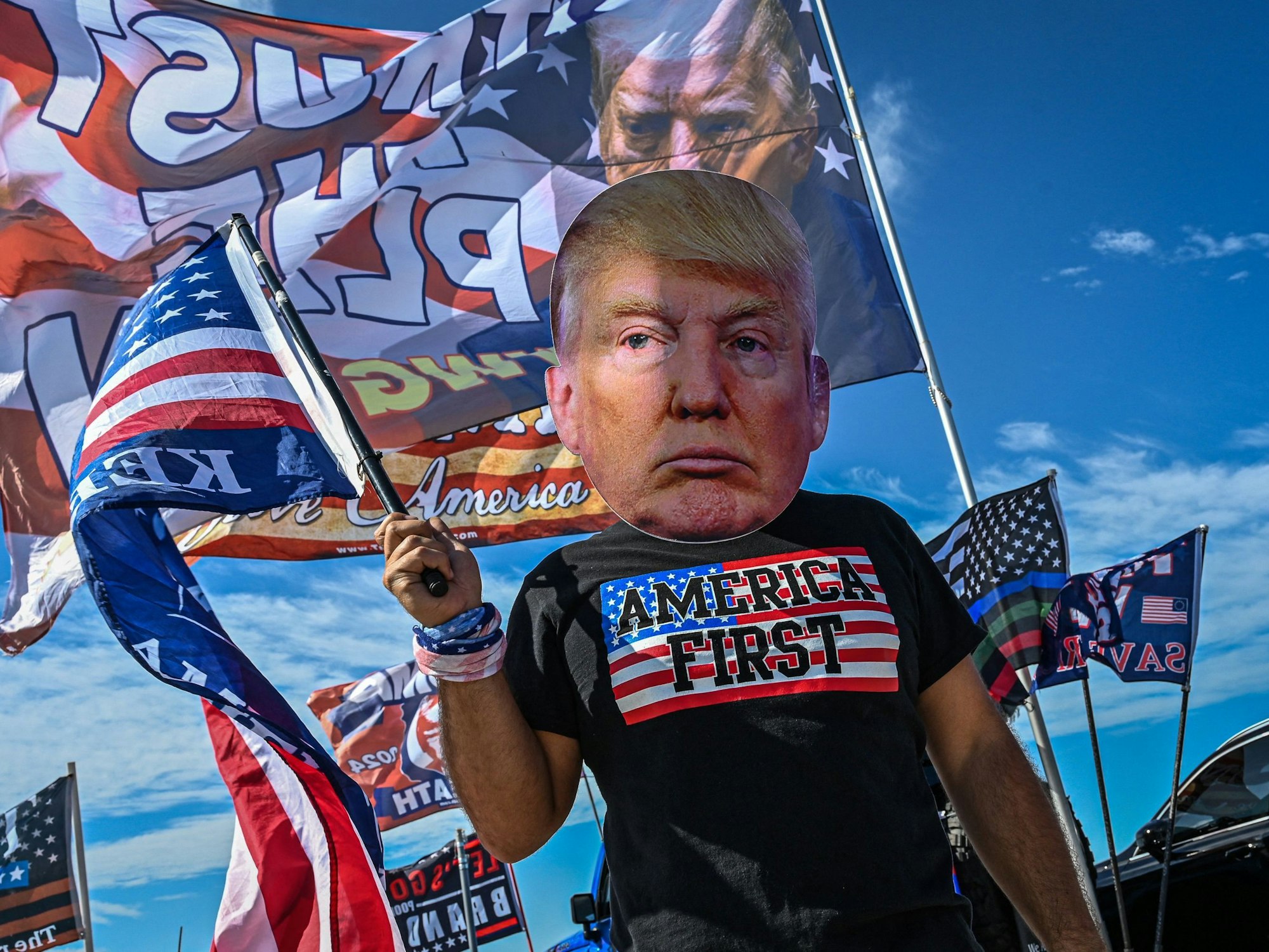 Ein Anhänger ist in Mar-a-Lago (Florida) am 21. März auf die Straße gegangen, um gegen Trumps Festnahme zu protestieren.