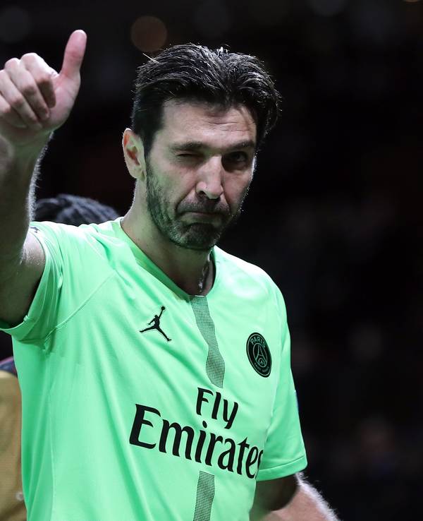 Gianluigi Buffon hebt seinen Daumen bei einem Spiel von Paris Saint-Germain.