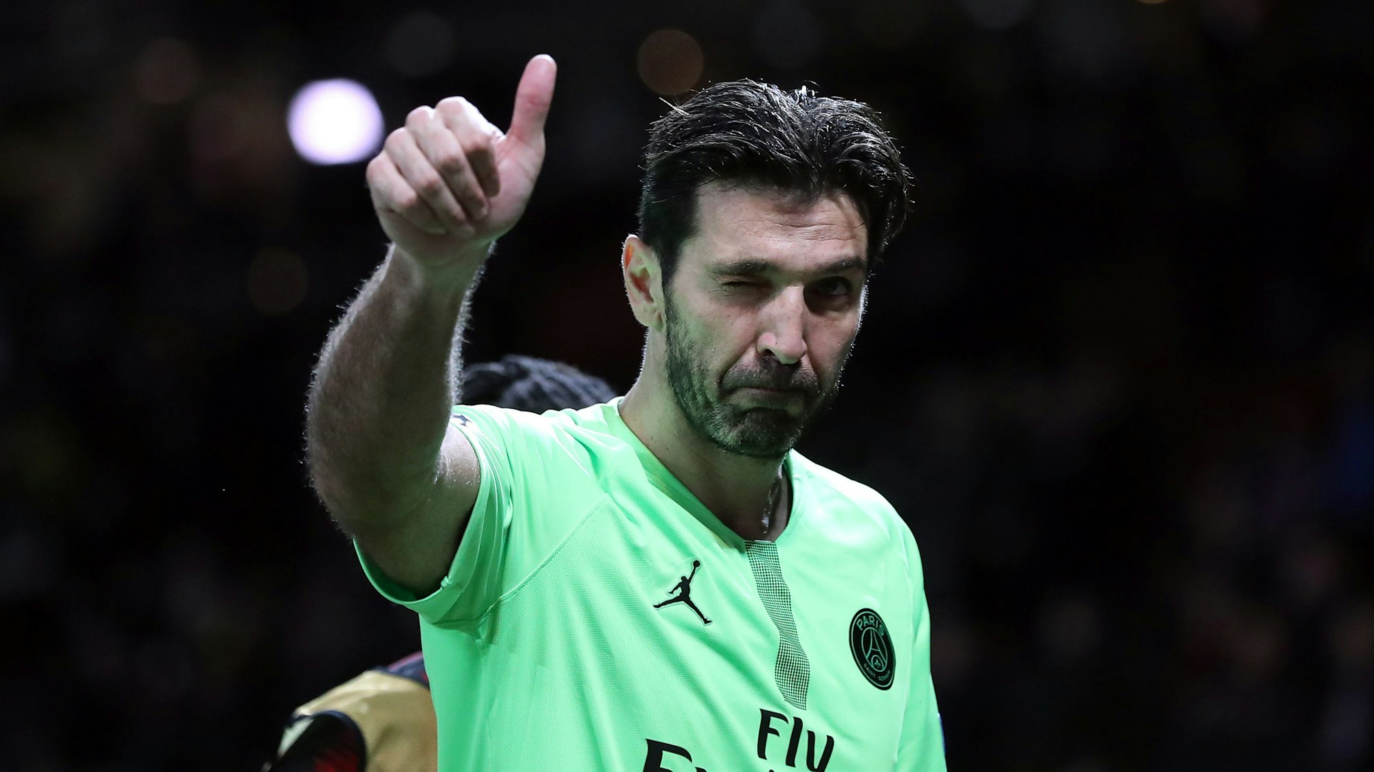 Gianluigi Buffon hebt seinen Daumen bei einem Spiel von Paris Saint-Germain.