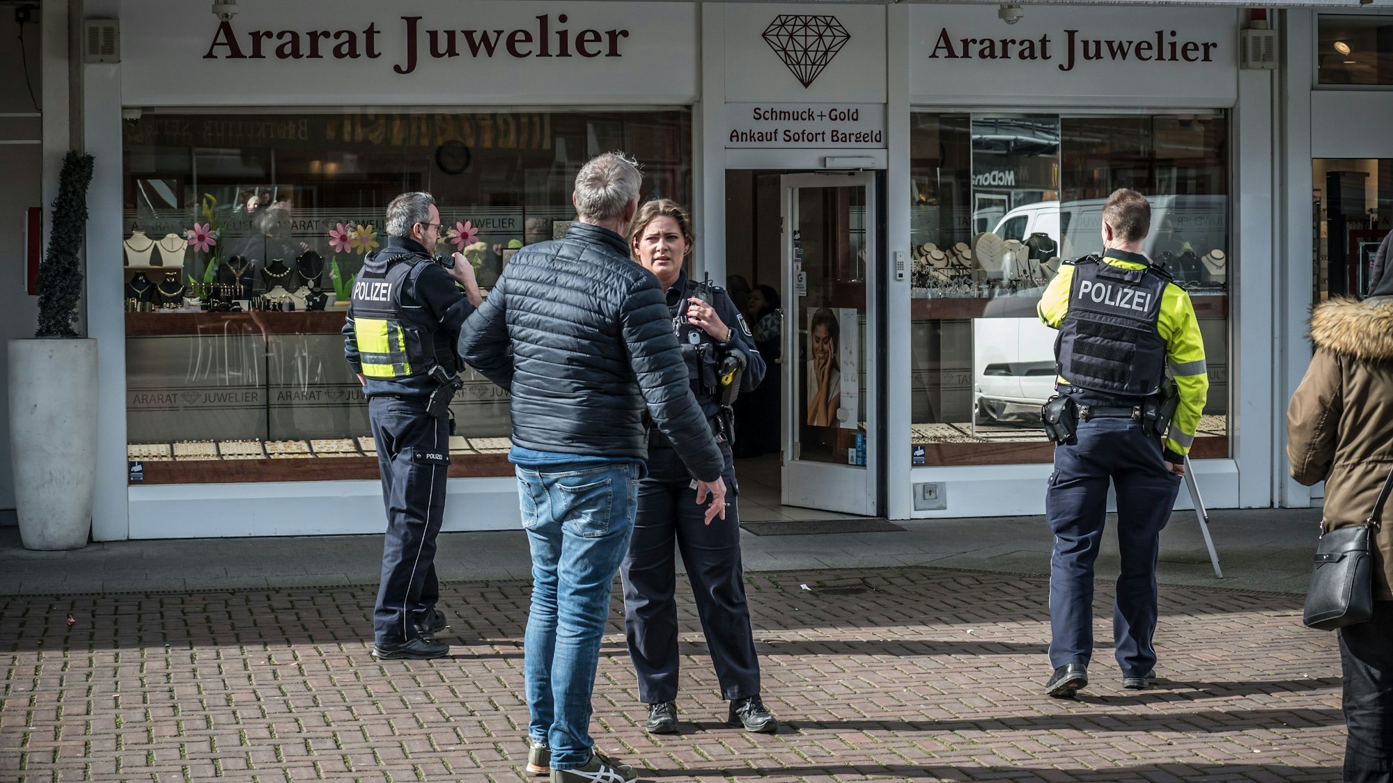 In Wiesdorf wurde ein Juwelier-Geschäft überfallen. Einsatzkräfte der Polizei ermitteln vor Ort.
