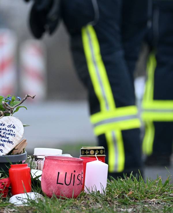 Freudenberg: Kerzen und Blumen liegen an einem Baum an der Gesamtschule der getöteten Luise (12).