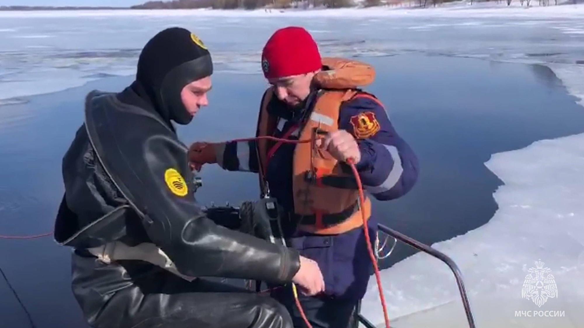 Russische Rettungskräfte suchen in der gefrorenen Wolga nach mehreren Vermissten, die dort in der Region Jaroslawl nordöstlich von Moskau, eingebrochen sein sollen.