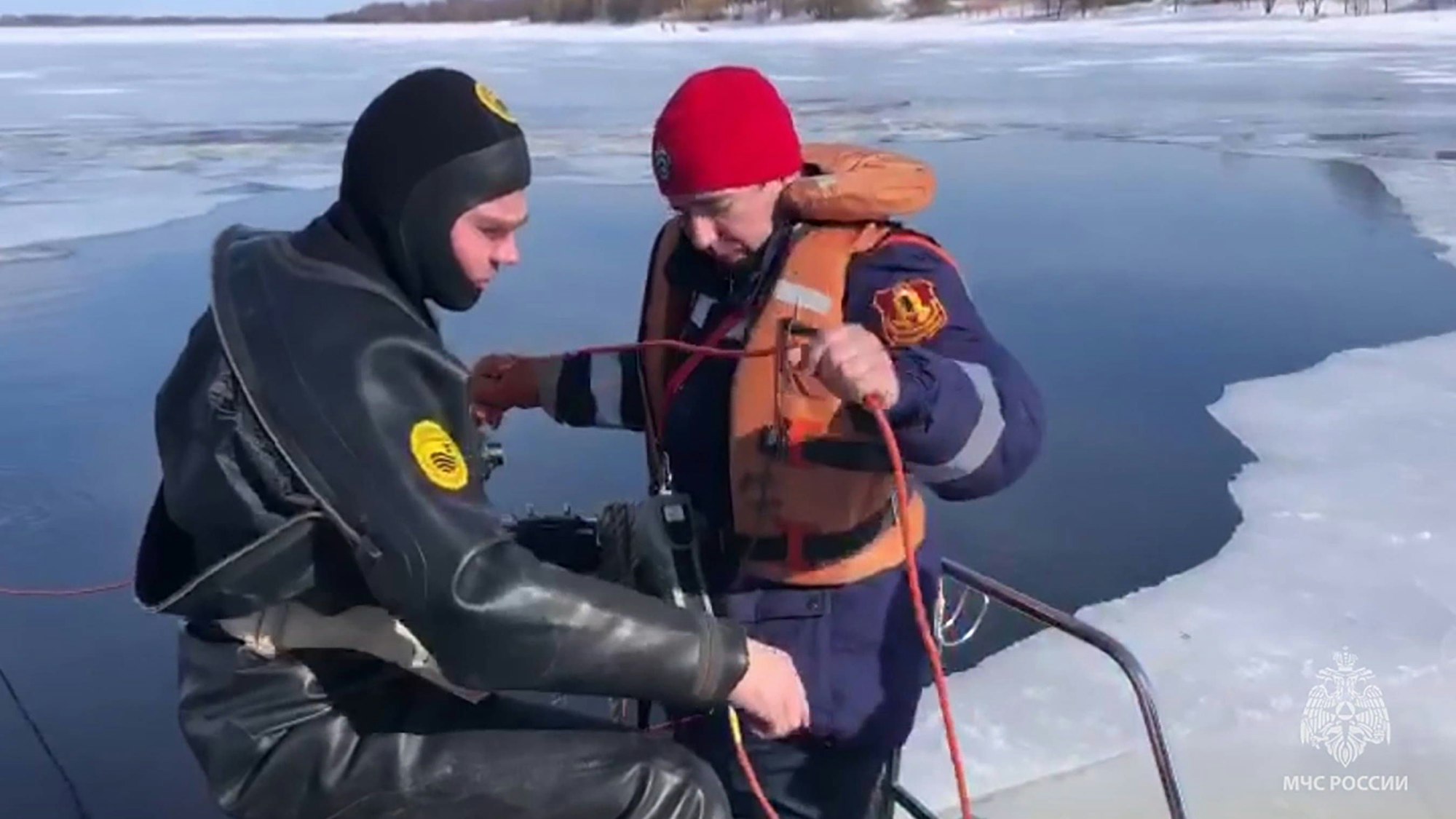 Russische Rettungskräfte suchen in der gefrorenen Wolga nach mehreren Vermissten, die dort in der Region Jaroslawl nordöstlich von Moskau, eingebrochen sein sollen.
