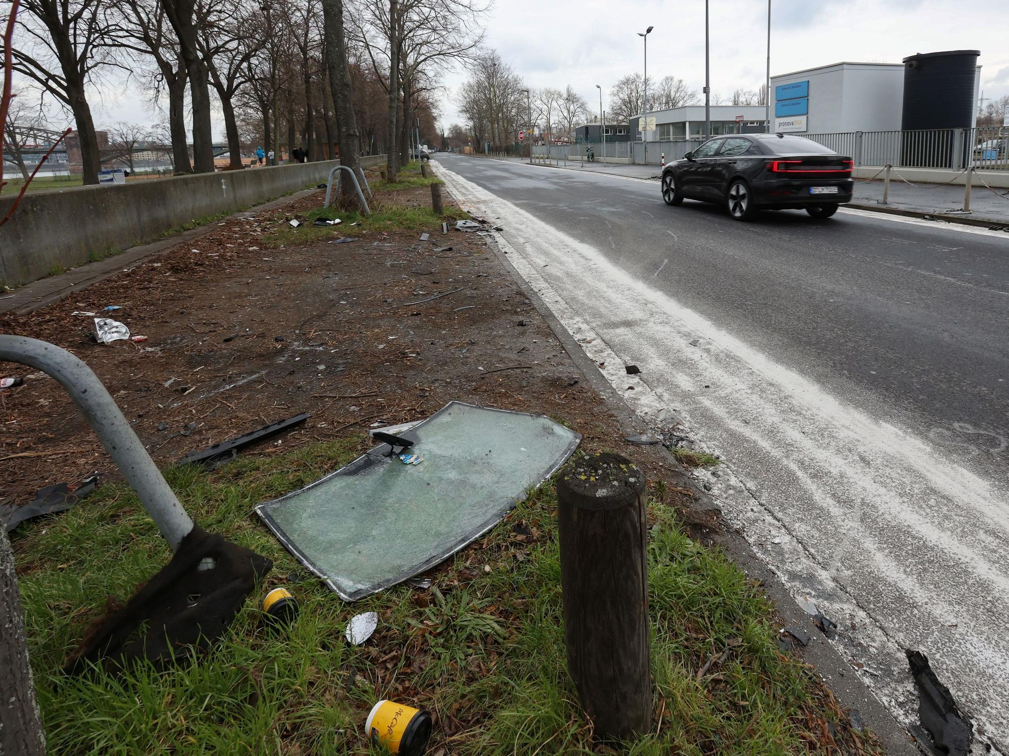 Unfallstelle auf der Alfred-Schütte-Allee auf der Höhe der Schütte Werke.