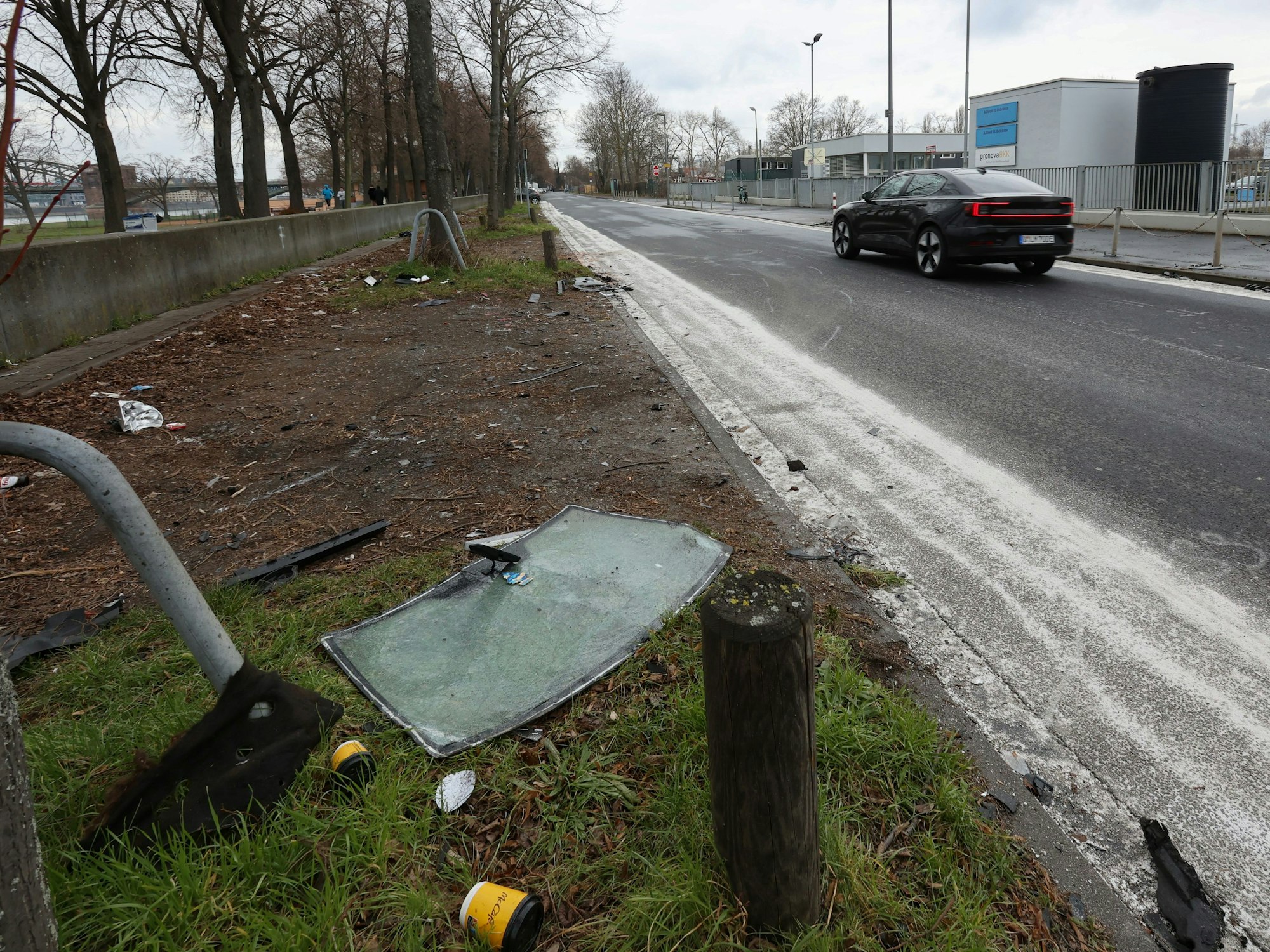 Unfallstelle auf der Alfred-Schütte-Allee auf der Höhe der Schütte Werke.