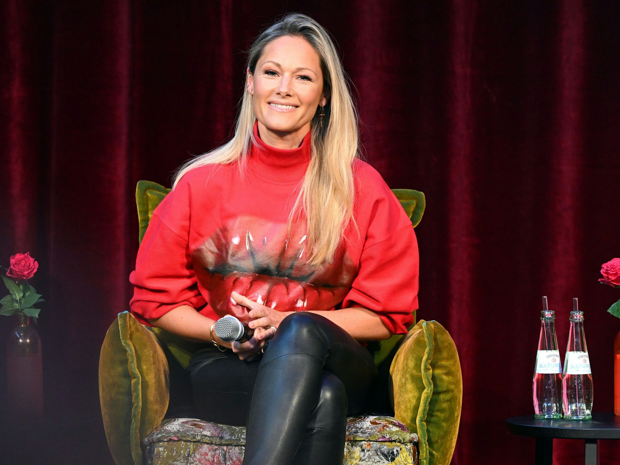 Helene Fischer gibt auf dem Podium ein Statement zu ihrer Tournee im kommenden Jahr ab.