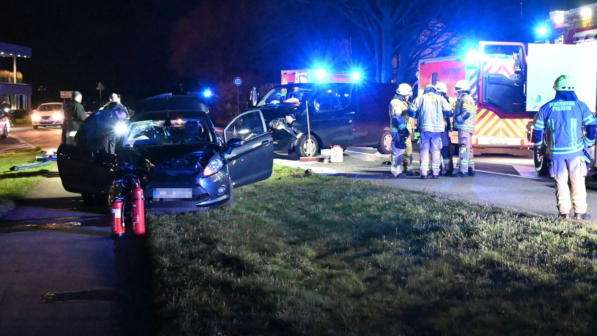 Einsatzkräfte der Feuerwehr am Dienstagabend (21. März 2023) am Unfallort in Pulheim.