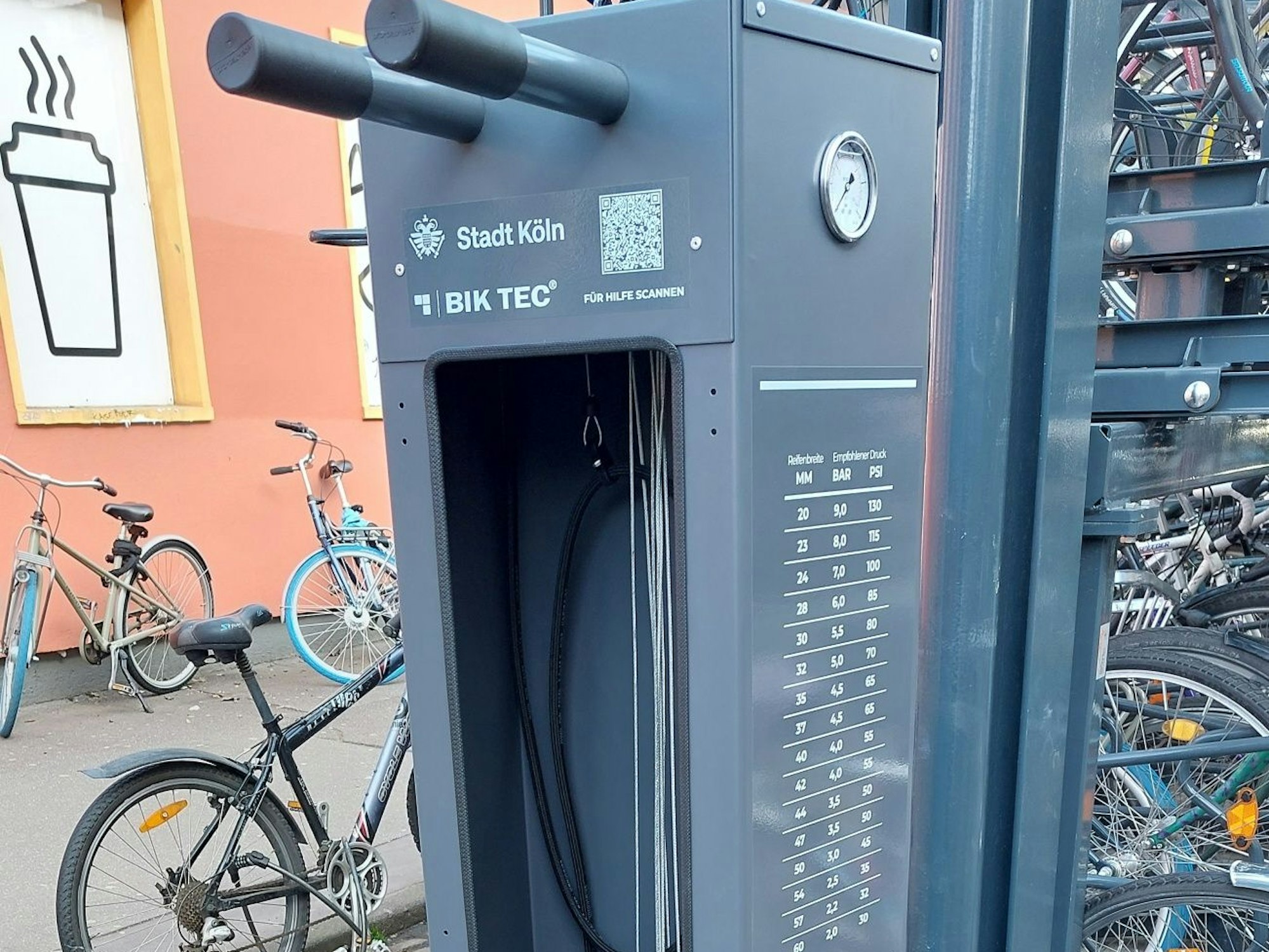 Eine Fahrradreparatursäule in Köln