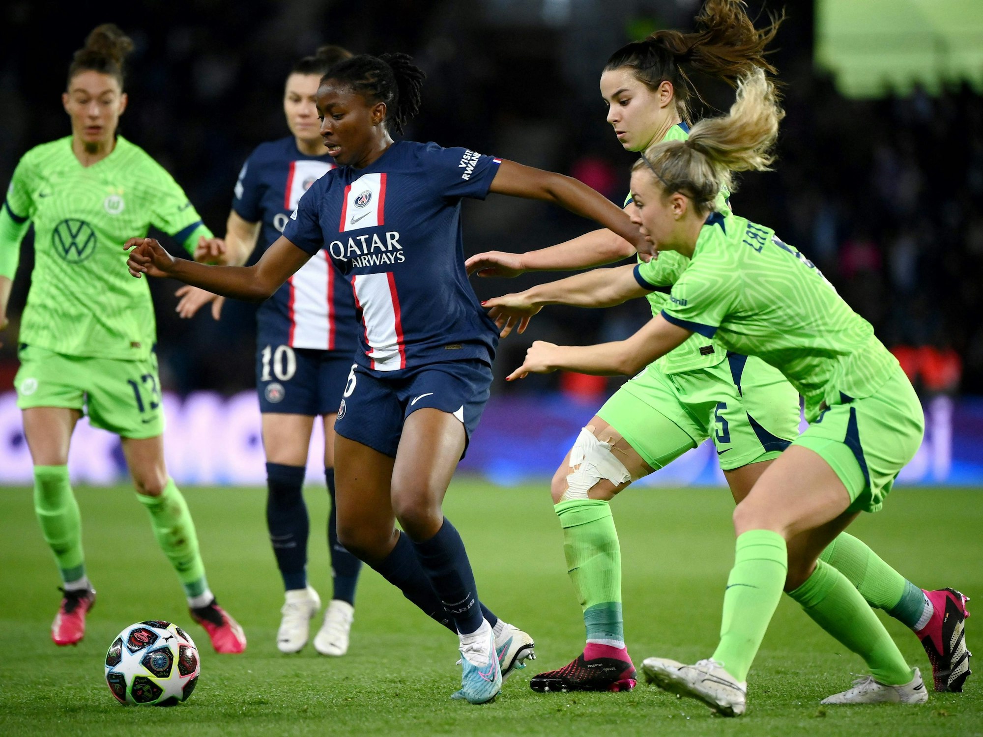 Lena Oberdorf versucht, Orianne Jean-Francois den Ball abzujagen.P)