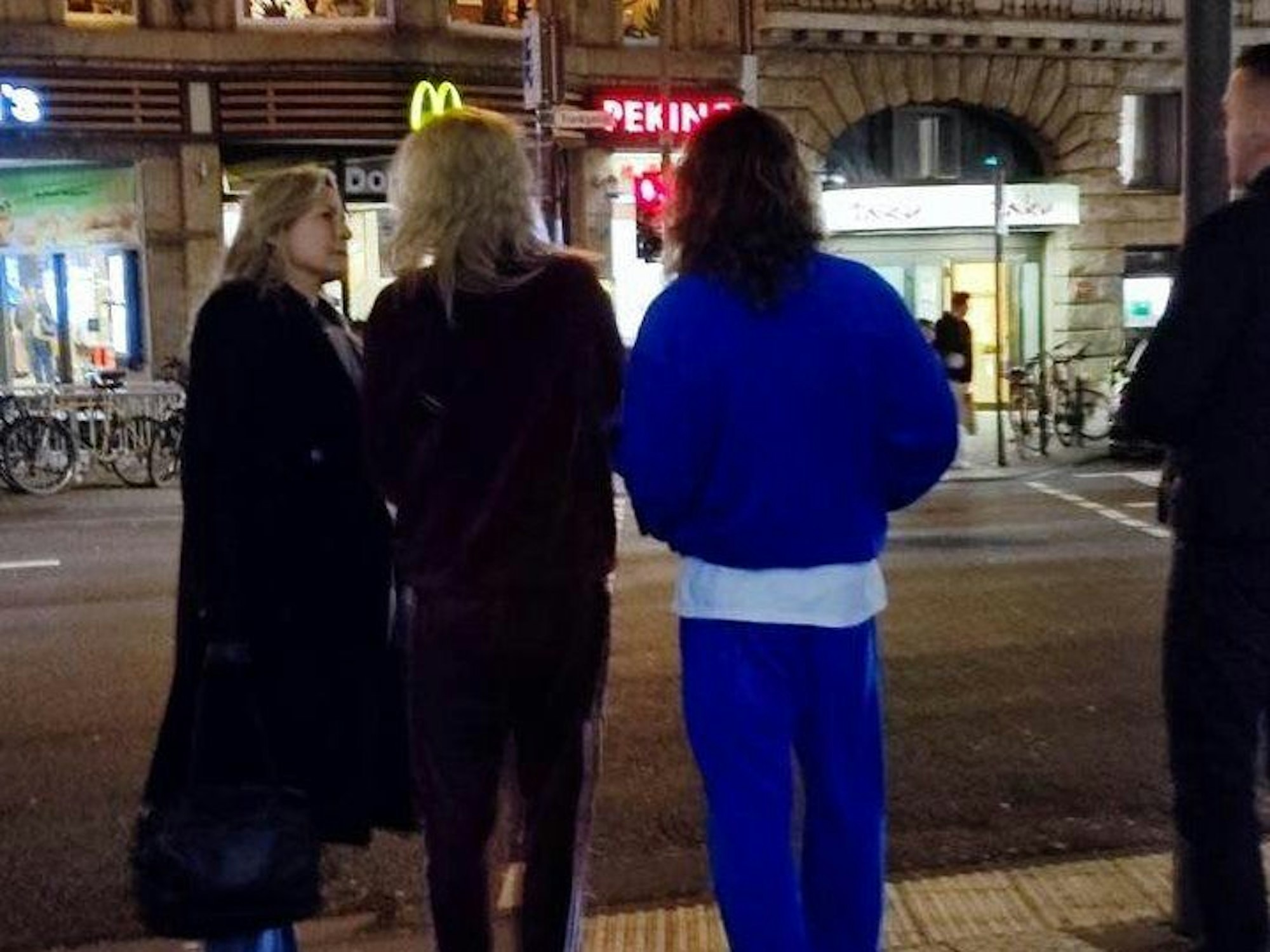 Bill und Tom Kaulitz haben dem Fensterkonzert der Grüngürtelrosen am Dienstag einen kurzen Besuch abgestattet. Hier sind die beiden Musiker von hinten zu sehen.