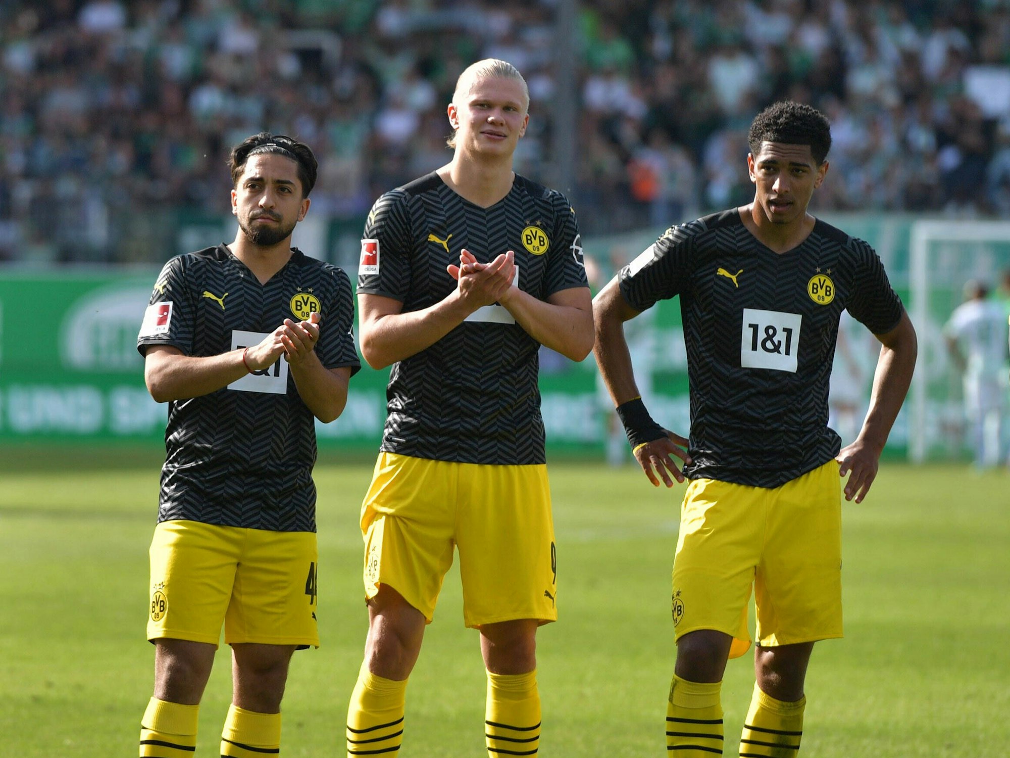 v.l. Immanuel Pherai, Erling Haaland und Jude Bellingham bedanken sich bei den Fans.