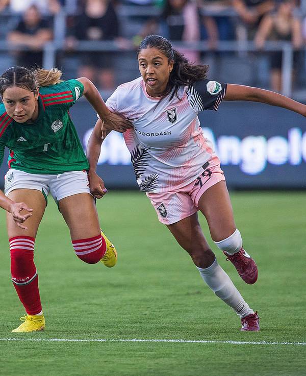 Fußballerin Scarlett Camberos im Zweikampf beim Spiel zwischen Mexiko und dem Angel City FC.