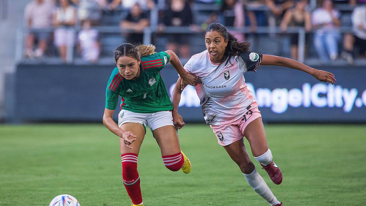 Fußballerin Scarlett Camberos im Zweikampf beim Spiel zwischen Mexiko und dem Angel City FC.