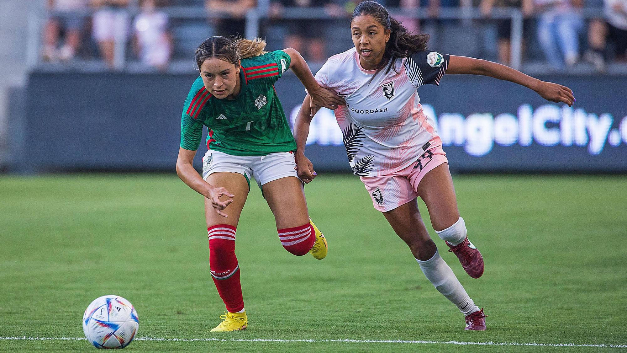 Fußballerin Scarlett Camberos im Zweikampf beim Spiel zwischen Mexiko und dem Angel City FC.