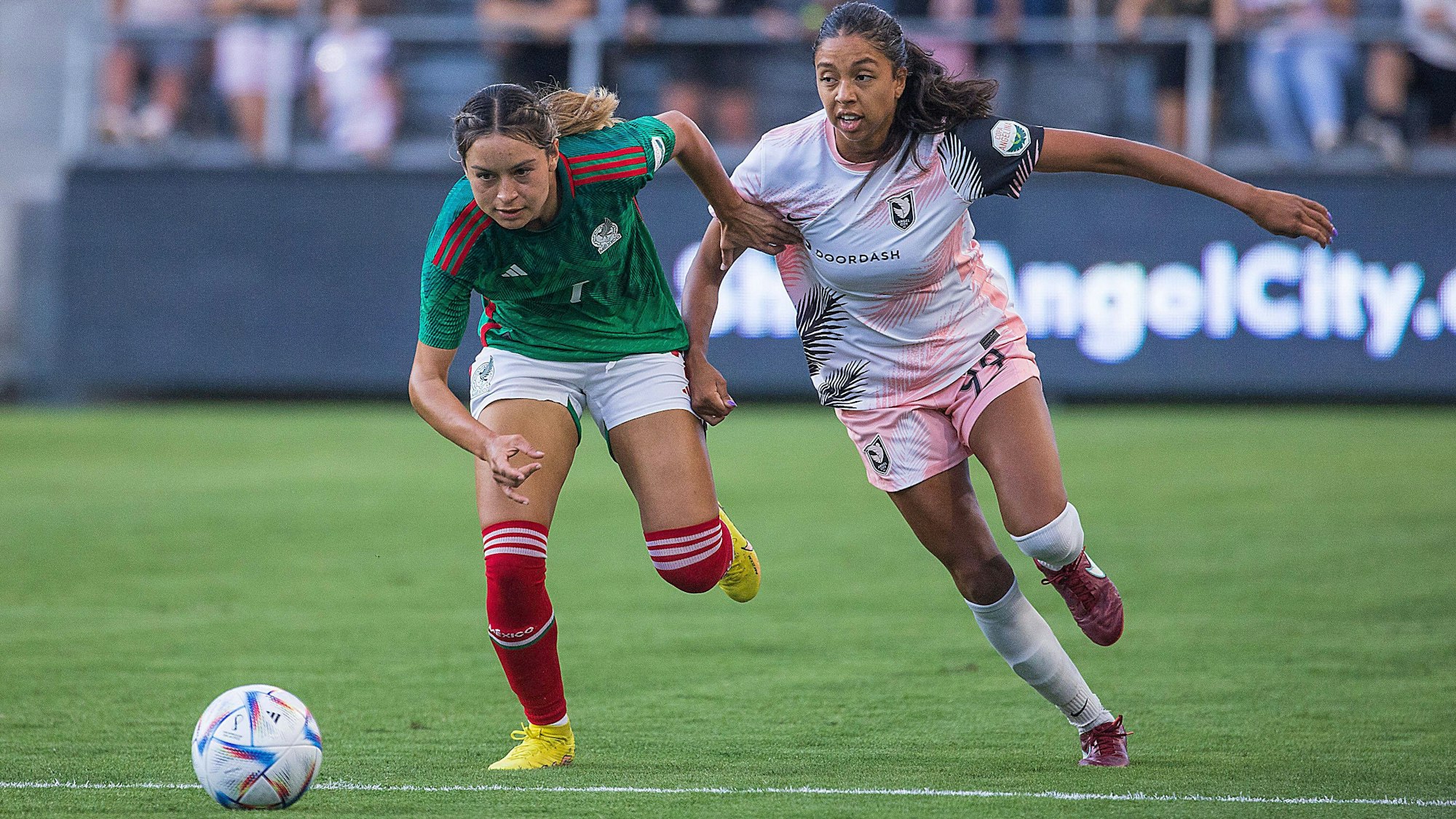 Fußballerin Scarlett Camberos im Zweikampf beim Spiel zwischen Mexiko und dem Angel City FC.