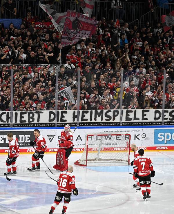 Der Fanblock der Kölner Haie mit dem Spruchband „Nur Gott verschiebt die Heimspiele des KEC“ in Bezug auf das abgesagte Konzert von Helene Fischer.