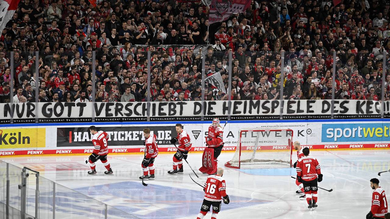 Der Fanblock der Kölner Haie mit dem Spruchband „Nur Gott verschiebt die Heimspiele des KEC“ in Bezug auf das abgesagte Konzert von Helene Fischer.