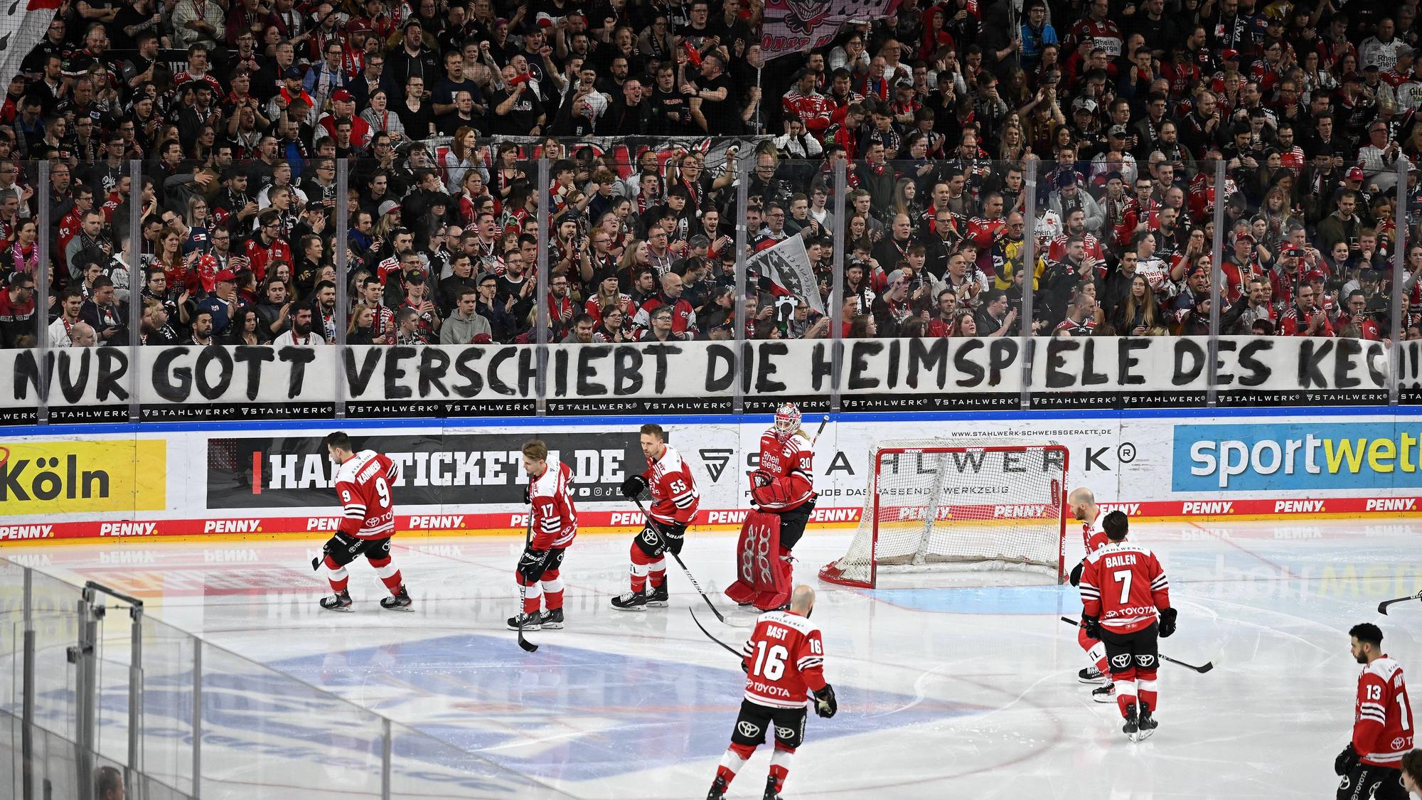 Der Fanblock der Kölner Haie mit dem Spruchband „Nur Gott verschiebt die Heimspiele des KEC“ in Bezug auf das abgesagte Konzert von Helene Fischer.