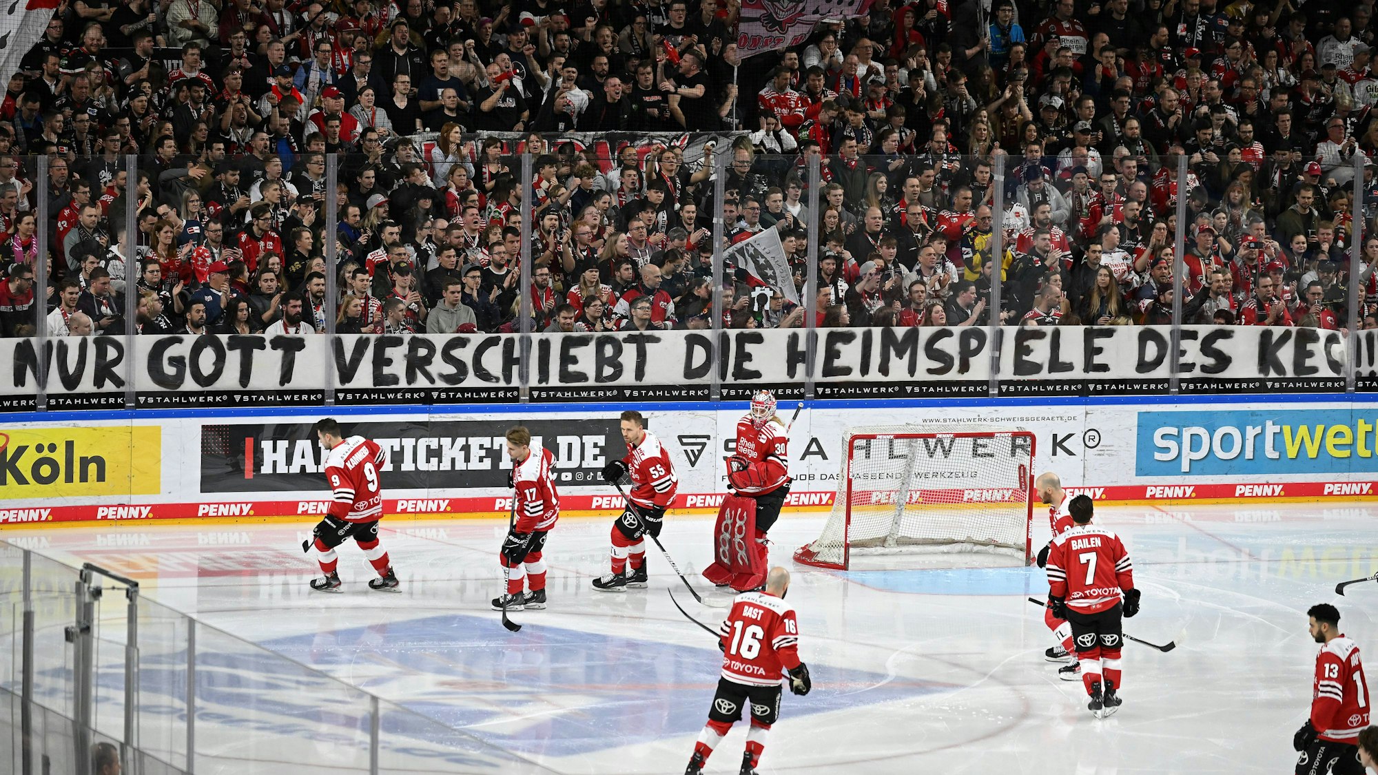 Der Fanblock der Kölner Haie mit dem Spruchband „Nur Gott verschiebt die Heimspiele des KEC“ in Bezug auf das abgesagte Konzert von Helene Fischer.