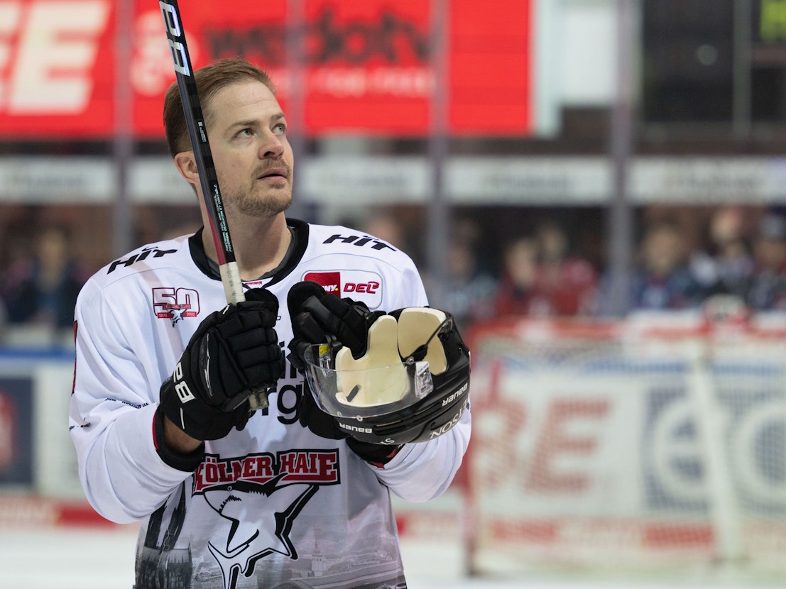 Moritz Müller wird vor dem Spiel für sein 1000. Spiel geehrt.