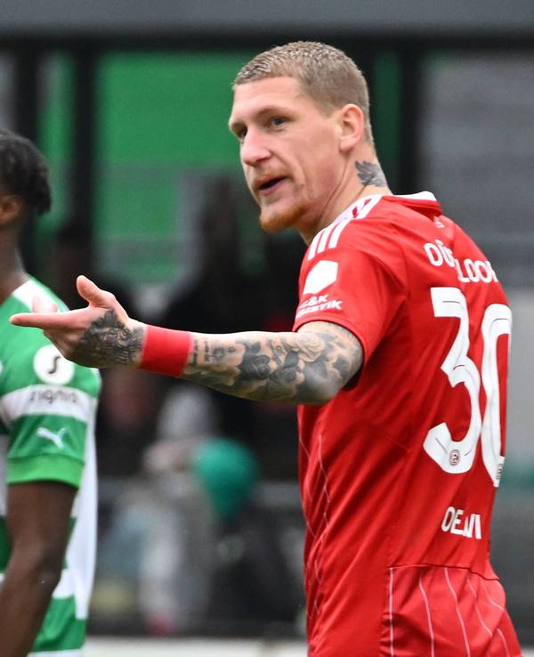 Jordy de Wijs steht in Fürth auf dem Platz und gestikuliert.