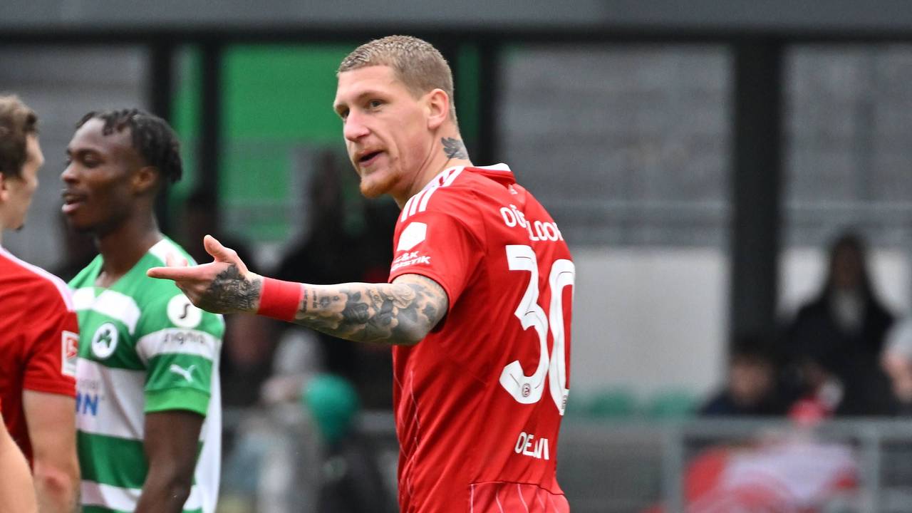 Jordy de Wijs steht in Fürth auf dem Platz und gestikuliert.