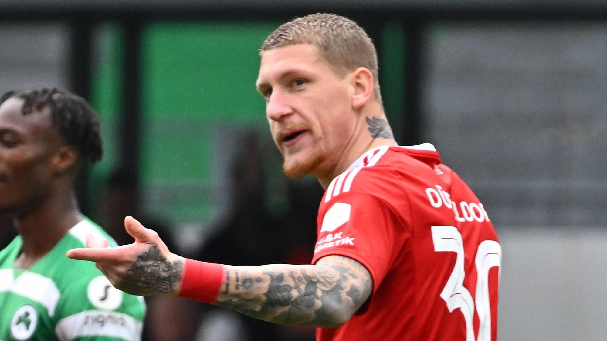Jordy de Wijs steht in Fürth auf dem Platz und gestikuliert.