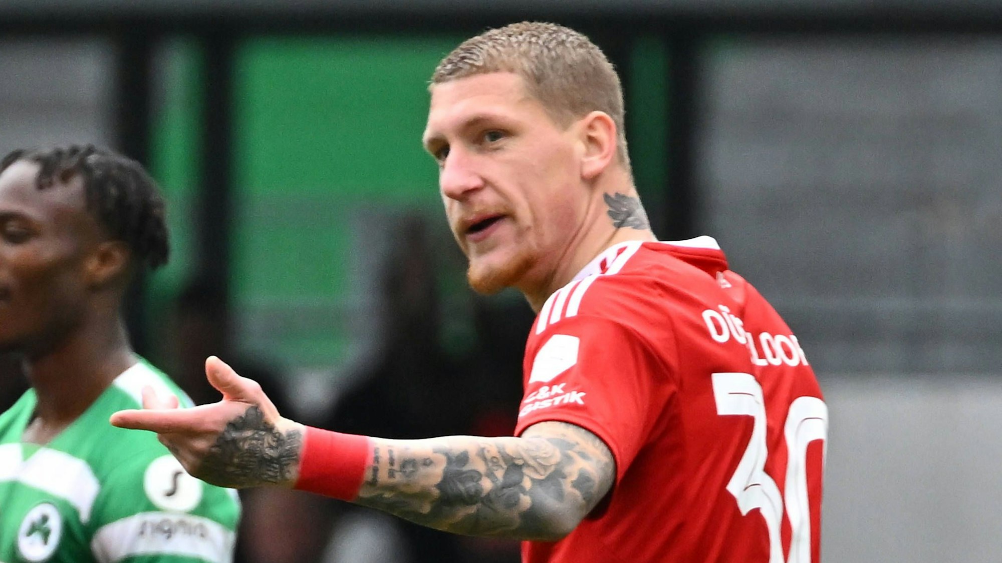 Jordy de Wijs steht in Fürth auf dem Platz und gestikuliert.