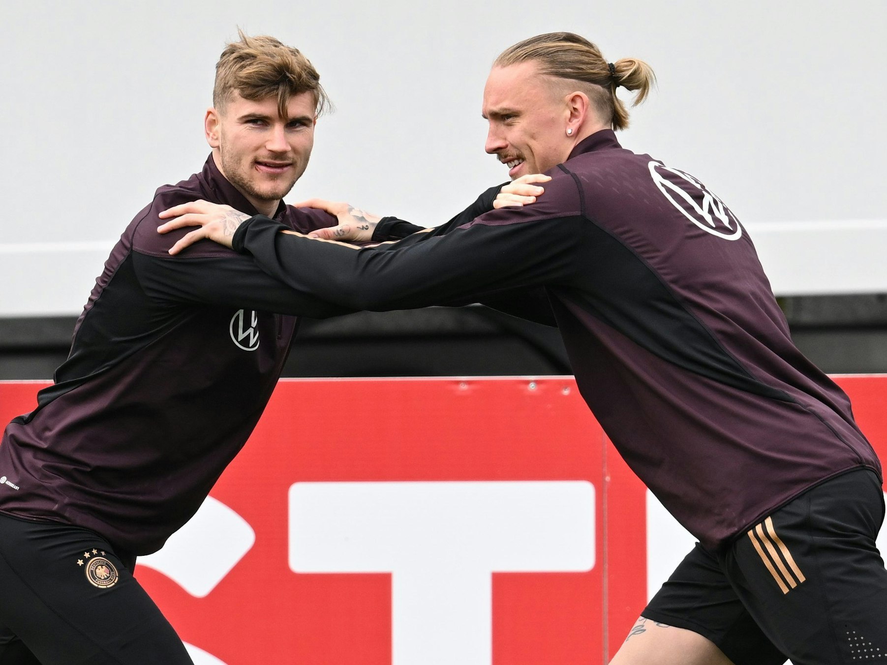 Timo Werner (l.) und Marius Wolf machen beim Training der Nationalmannschaft auf dem Trainingsgelände des DFB-Campus Partnerübungen.