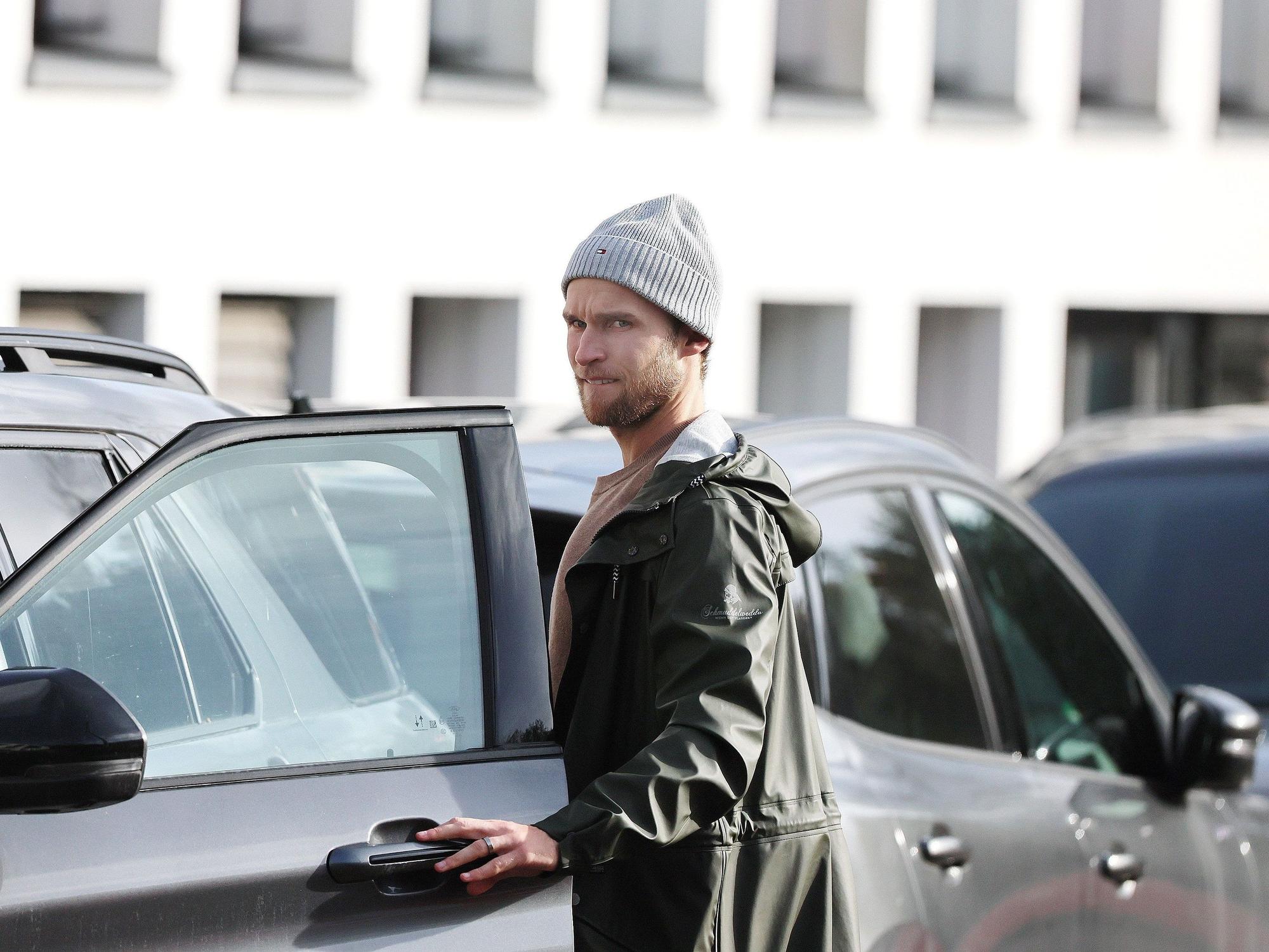 Sebastian Andersson steigt in sein Auto ein.