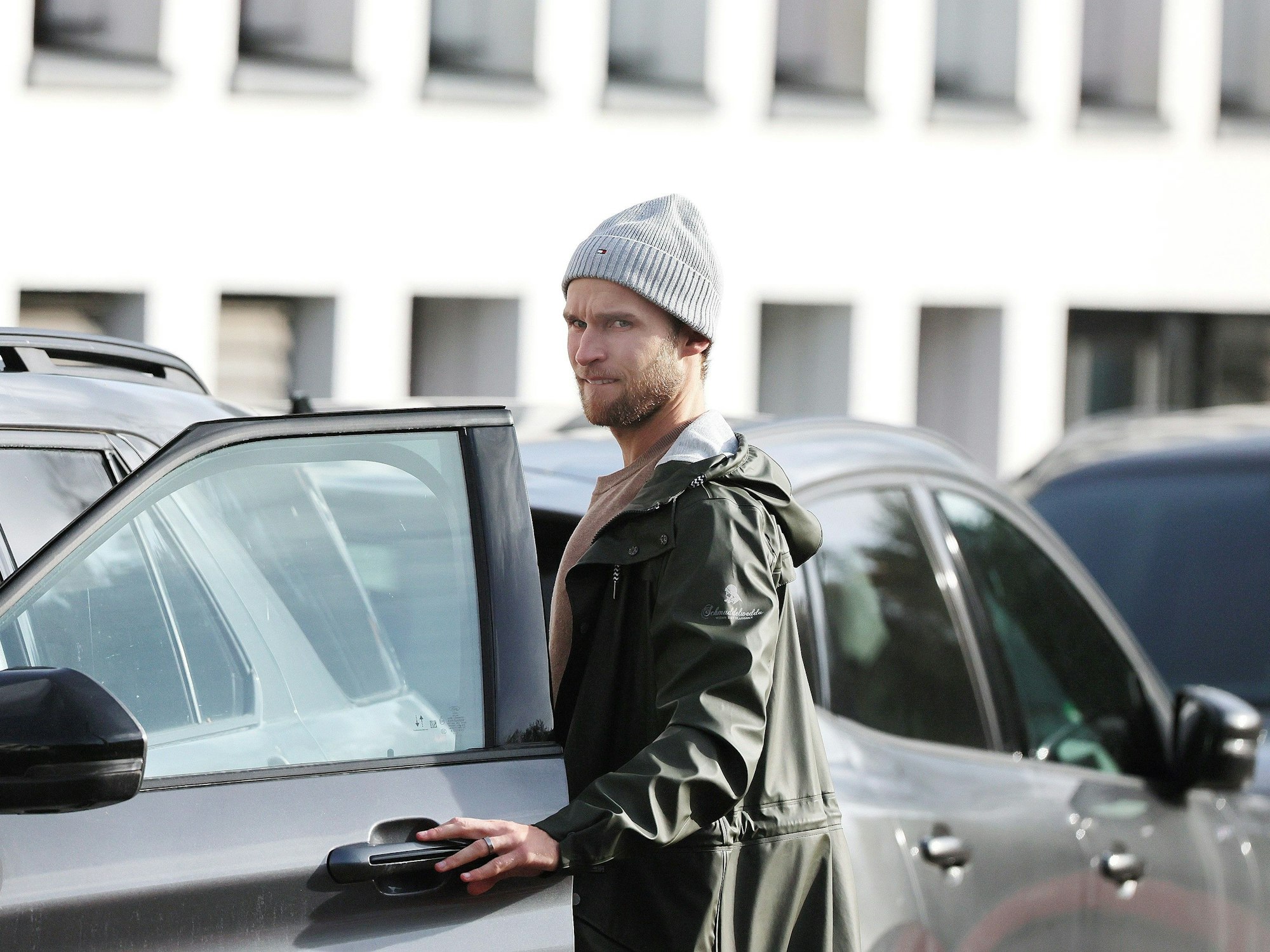 Sebastian Andersson steigt in sein Auto ein.