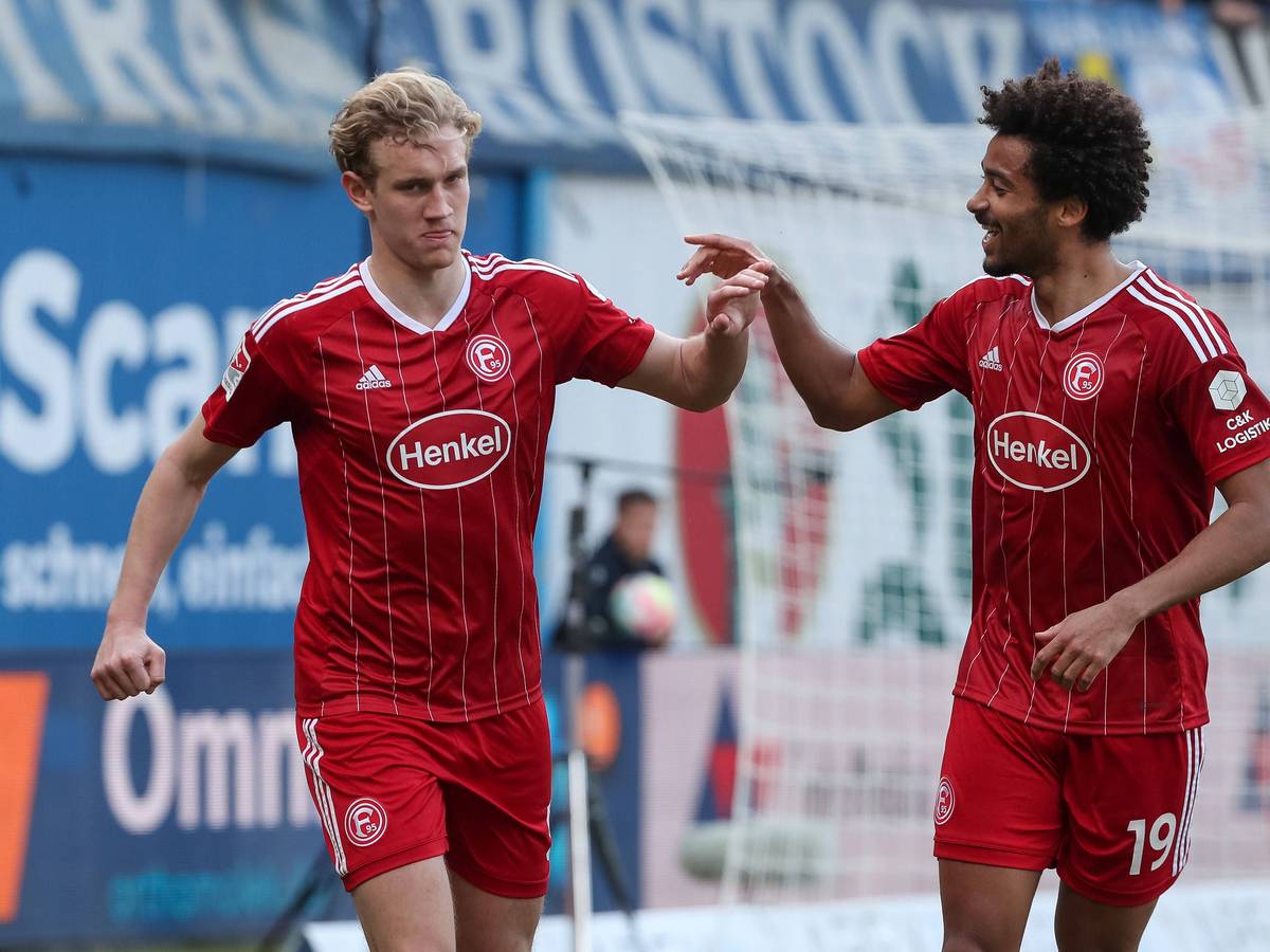 Christoph Klarer bejubelt sein Tor gegen Rostock mit Teamkollege Emmanuel.