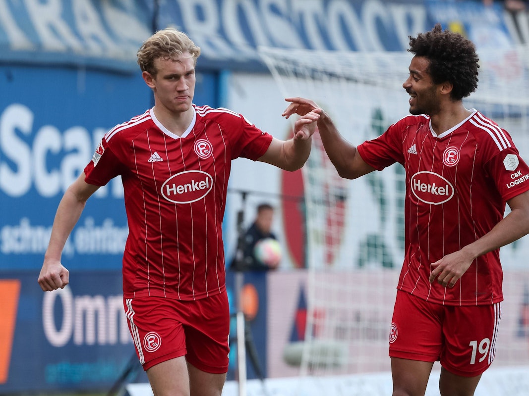 Christoph Klarer bejubelt sein Tor gegen Rostock mit Teamkollege Emmanuel.